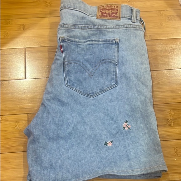 Levi’s Classic Short Floral Embroidered Denim Size 32 Great Condition - Picture 2 of 6